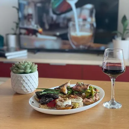 Апартаменты Traveler's With Sea View, Free Coffee & Parking *