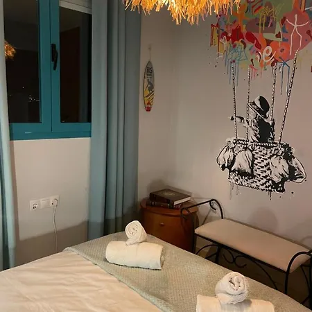 Traveler's With Sea View, Free Coffee & Parking Apartment