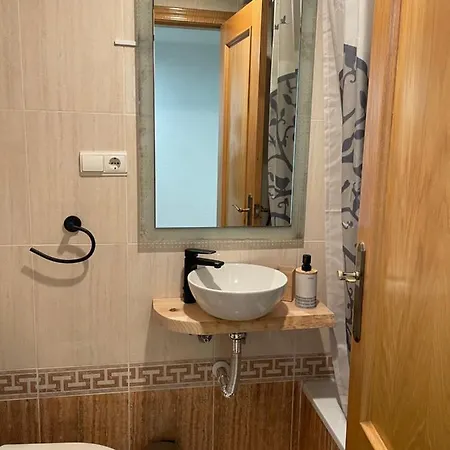 Traveler's With Sea View, Free Coffee & Parking Apartment *