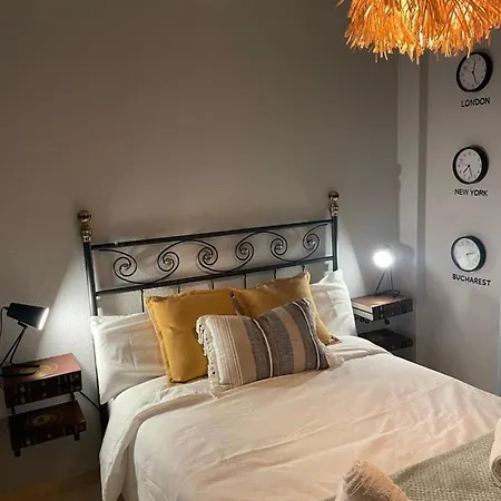 Traveler's With Sea View, Free Coffee & Parking Apartment